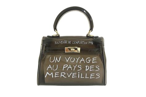 hermes tasche un voyage au pays des merveilles|Why Instagram Is Going Mad For The Hermés Voyager Bag.